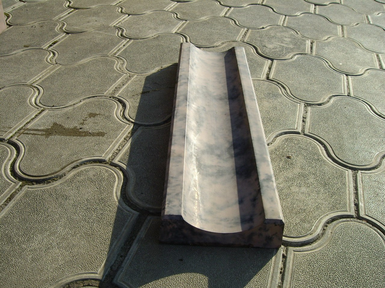Ливневка для тротуарной плитки. Водоотлив бетонный 1000. Плитка полимерно-Песчаная ливневка. Желоб ливневка тротуар. Водоотводный лоток 500 160 50.